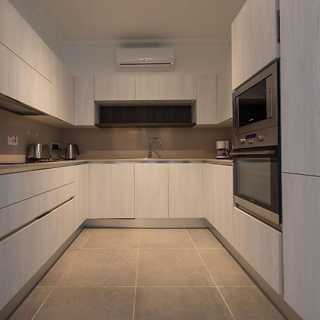 Seafront Luxury Apartment With Pool สลีมา ภายนอก รูปภาพ